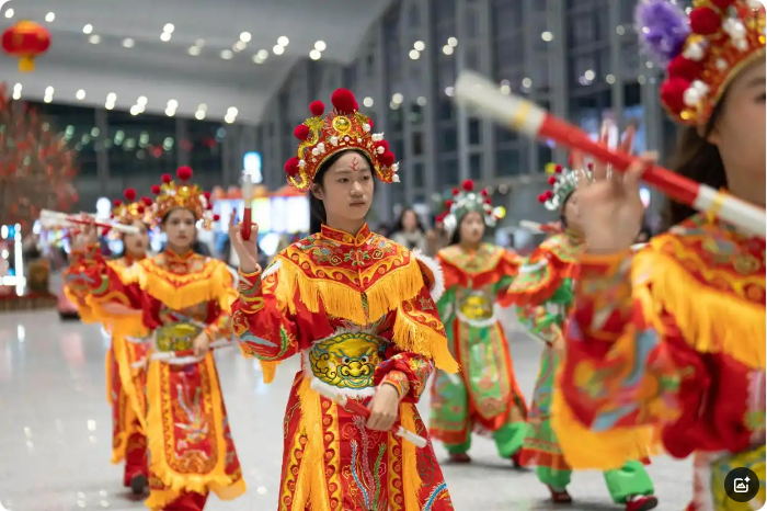 汕頭英歌隊向歐洲出發！機場快閃引中外旅客駐足圍觀｜文化中國行